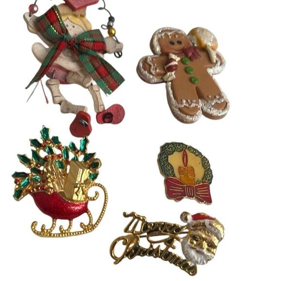 Christmas pins 5 Brooch Lot Santa Christmas Gingerbread Sleigh Holiday Party - Picture 2 of 3